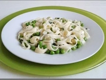 Rezept: Tagliatelle in Minzsauce und gebratenes Lachsfilet mit Rose garniert Bild Nr. 21 Tagliatelle in Minzsauce und gebratenes Lachsfilet mit Rose garniert - Rezept - Bild Nr. 21