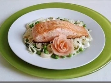 Rezept: Tagliatelle in Minzsauce und gebratenes Lachsfilet mit Rose garniert Bild Nr. 22 Tagliatelle in Minzsauce und gebratenes Lachsfilet mit Rose garniert - Rezept - Bild Nr. 22