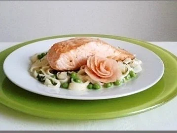 Rezept: Tagliatelle in Minzsauce und gebratenes Lachsfilet mit Rose garniert Bild Nr. 23 Tagliatelle in Minzsauce und gebratenes Lachsfilet mit Rose garniert - Rezept - Bild Nr. 23