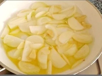 Rezept: Zwiebelsuppe mit Bruschetta-Würfel und mit Grana Padano verfeinert Bild Nr. 5 Zwiebelsuppe mit Bruschetta-Würfel und mit Grana Padano verfeinert - Rezept - Bild Nr. 5