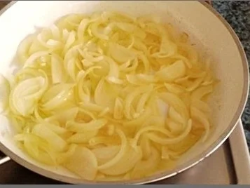 Rezept: Zwiebelsuppe mit Bruschetta-Würfel und mit Grana Padano verfeinert Bild Nr. 6 Zwiebelsuppe mit Bruschetta-Würfel und mit Grana Padano verfeinert - Rezept - Bild Nr. 6