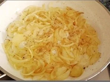 Rezept: Zwiebelsuppe mit Bruschetta-Würfel und mit Grana Padano verfeinert Bild Nr. 7 Zwiebelsuppe mit Bruschetta-Würfel und mit Grana Padano verfeinert - Rezept - Bild Nr. 7