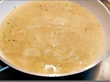 Rezept: Zwiebelsuppe mit Bruschetta-Würfel und mit Grana Padano verfeinert Bild Nr. 8 Zwiebelsuppe mit Bruschetta-Würfel und mit Grana Padano verfeinert - Rezept - Bild Nr. 8