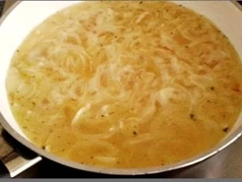 Rezept: Zwiebelsuppe mit Bruschetta-Würfel und mit Grana Padano verfeinert Bild Nr. 10 Zwiebelsuppe mit Bruschetta-Würfel und mit Grana Padano verfeinert - Rezept - Bild Nr. 10