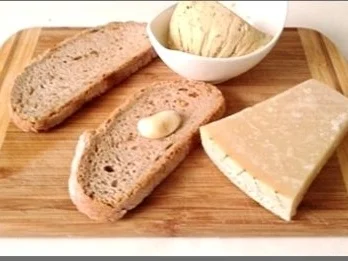 Rezept: Zwiebelsuppe mit Bruschetta-Würfel und mit Grana Padano verfeinert Bild Nr. 14 Zwiebelsuppe mit Bruschetta-Würfel und mit Grana Padano verfeinert - Rezept - Bild Nr. 14