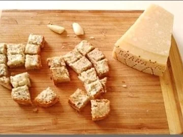 Rezept: Zwiebelsuppe mit Bruschetta-Würfel und mit Grana Padano verfeinert Bild Nr. 15 Zwiebelsuppe mit Bruschetta-Würfel und mit Grana Padano verfeinert - Rezept - Bild Nr. 15