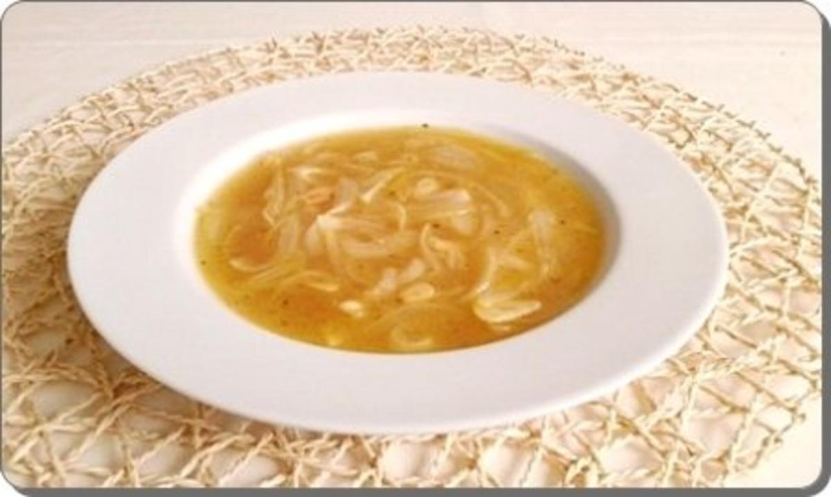 Zwiebelsuppe mit Bruschetta-Würfel und mit Grana Padano verfeinert - Rezept - Bild Nr. 16