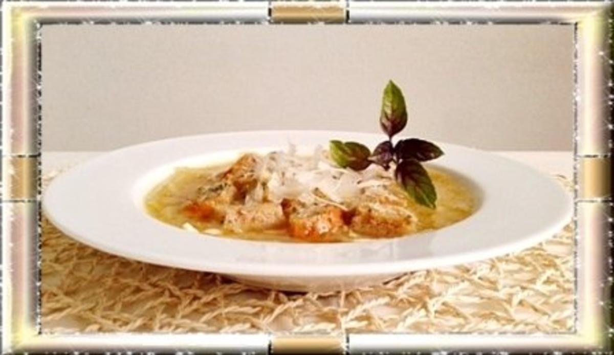 Zwiebelsuppe mit Bruschetta-Würfel und mit Grana Padano verfeinert - Rezept
