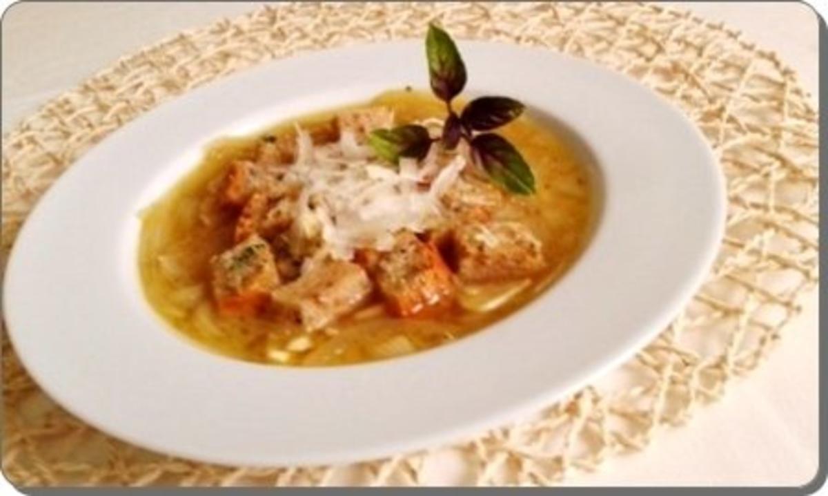 Zwiebelsuppe mit Bruschetta-Würfel und mit Grana Padano verfeinert - Rezept - Bild Nr. 2