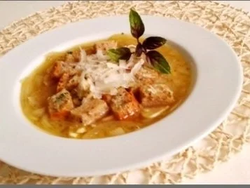 Rezept: Zwiebelsuppe mit Bruschetta-Würfel und mit Grana Padano verfeinert Bild Nr. 2 Zwiebelsuppe mit Bruschetta-Würfel und mit Grana Padano verfeinert - Rezept - Bild Nr. 2