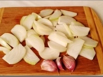 Rezept: Zwiebelsuppe mit Bruschetta-Würfel und mit Grana Padano verfeinert Bild Nr. 3 Zwiebelsuppe mit Bruschetta-Würfel und mit Grana Padano verfeinert - Rezept - Bild Nr. 3