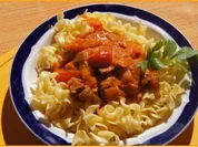 Rezept: Rahmgulasch ร la Papa mit Landnudeln Rahmgulasch ร la Papa mit Landnudeln - Rezept
