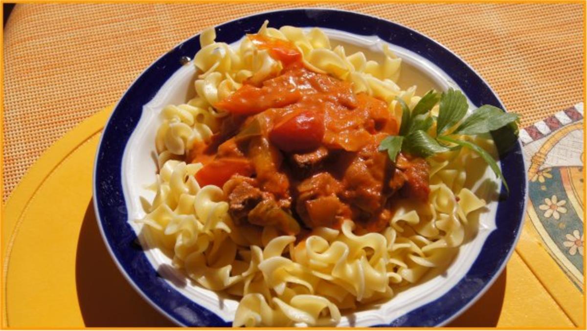 Bilder für Rahmgulasch à la Papa mit Landnudeln - Rezept