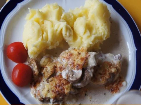 Rezept: Überbackenes Schweinefilet mit Käsekartoffelstampf Überbackenes Schweinefilet mit Käsekartoffelstampf - Rezept