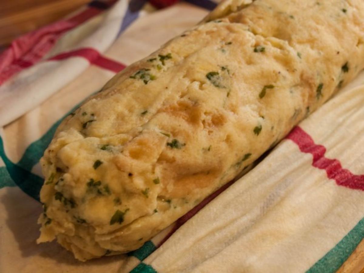 Serviettenknödel mit leckerer Pilzpfanne - Rezept - kochbar.de