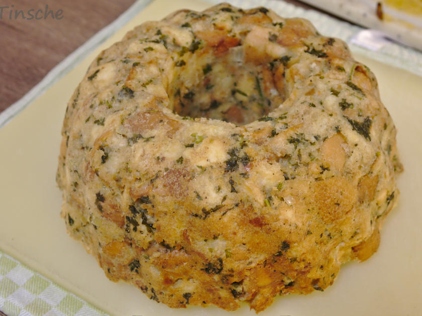 Semmelknödel-Gugelhupf mit Rahmpilzen, einfach