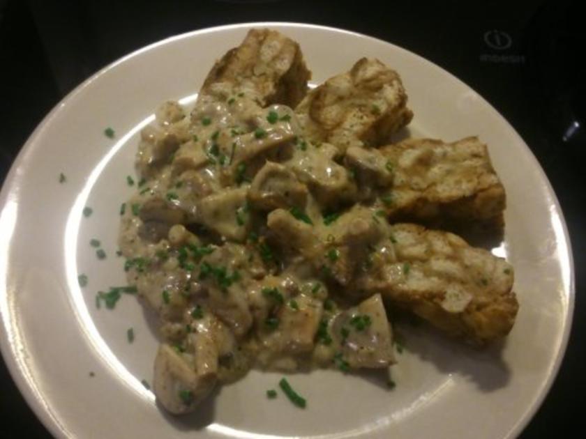 Semmelknödel-Gugelhupf mit Rahmpilzen - Rezept - kochbar.de