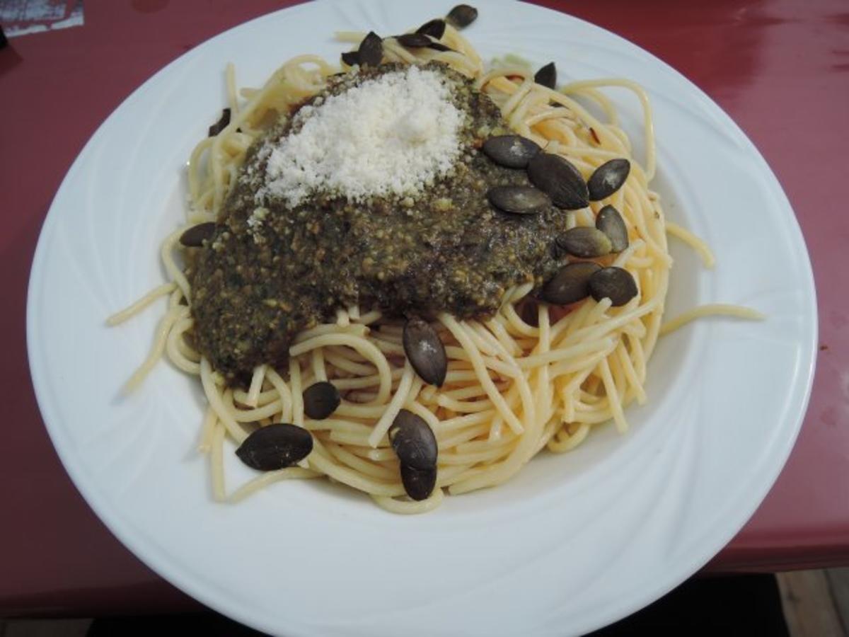 Spaghetti mit Kürbiskernpesto und veganem Parmesan - Rezept