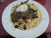 Spaghetti mit Kürbiskernpesto und veganem Parmesan - Rezept