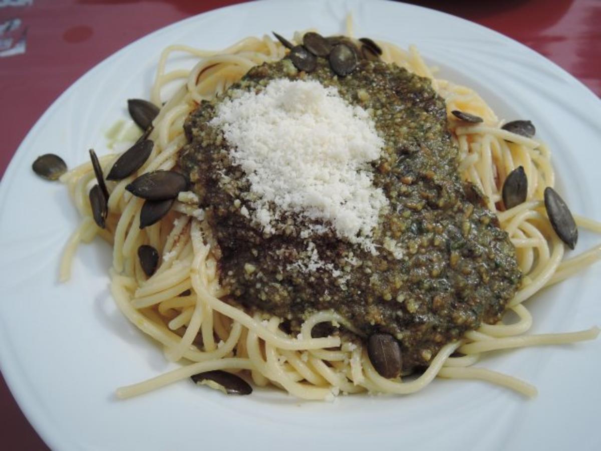 Spaghetti mit Kürbiskernpesto und veganem Parmesan - Rezept - kochbar.de