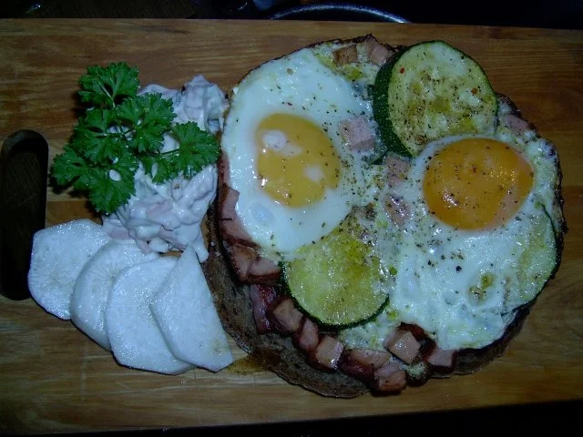 Rezept: Spiegelei mit Zucchini und Leberkäse Spiegelei mit Zucchini und Leberkäse - Rezept