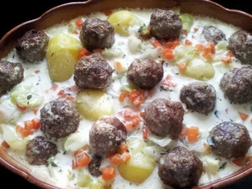 Rezept: Bunter Spitzkohlauflauf mit Hackklößchen Bunter Spitzkohlauflauf mit Hackklößchen - Rezept