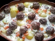 Bunter Spitzkohlauflauf mit Hackklößchen - Rezept