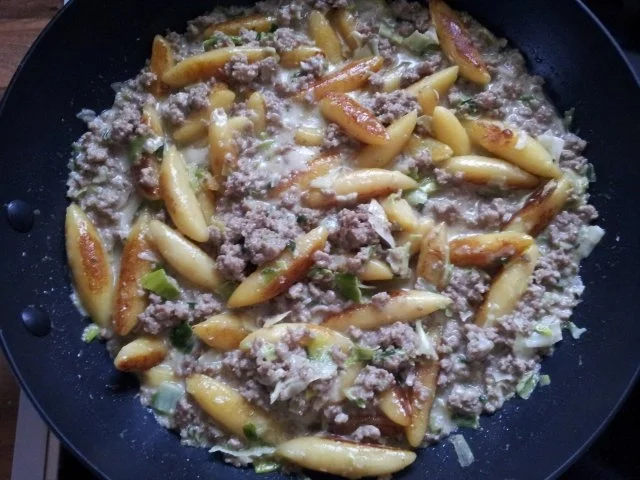 Rezept: Hackfleisch-Lauchpfanne mit Schupfnudeln Hackfleisch-Lauchpfanne mit Schupfnudeln - Rezept