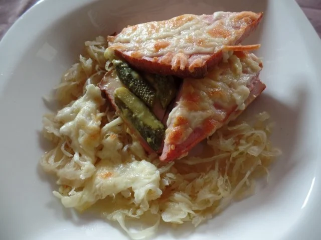 Leberkäse-Ecken auf Sauerkraut - Rezept