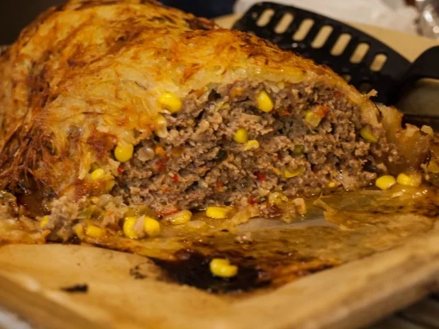 Rezept: Bunter Hackbraten unter Röstidecke und Tomatendip Bunter Hackbraten unter Röstidecke und Tomatendip - Rezept