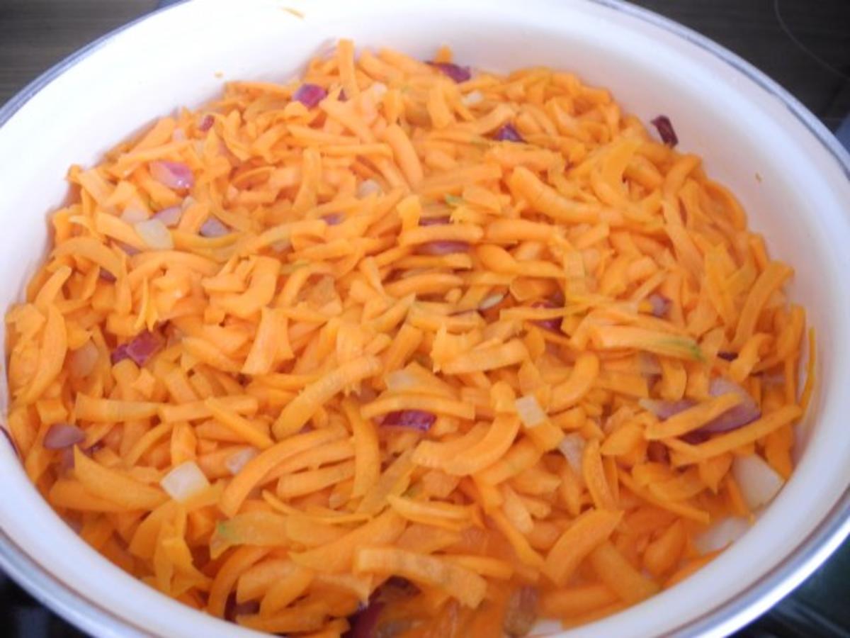 Bulgur mit Zuckerschoten dazu Karottenraspel in Tomatensoße - Rezept - Bild Nr. 3