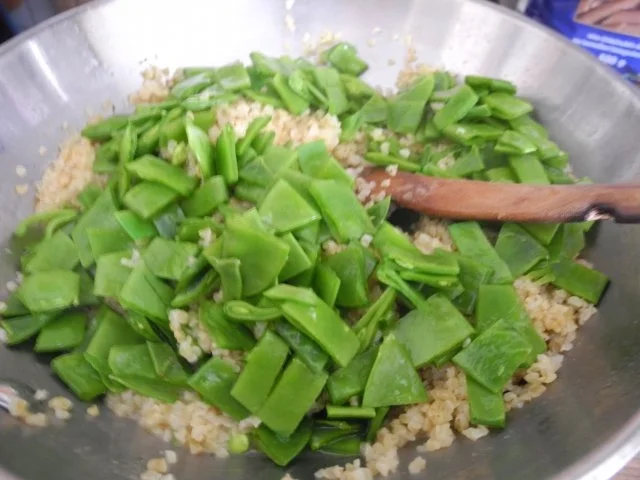 Bulgur mit Zuckerschoten dazu Karottenraspel in Tomatensoße - Rezept - Bild Nr. 9