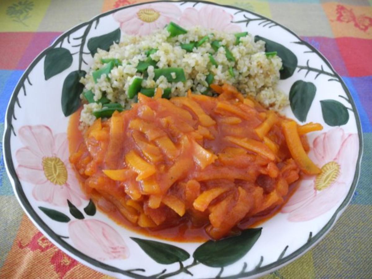 Bulgur mit Zuckerschoten dazu Karottenraspel in Tomatensoße - Rezept