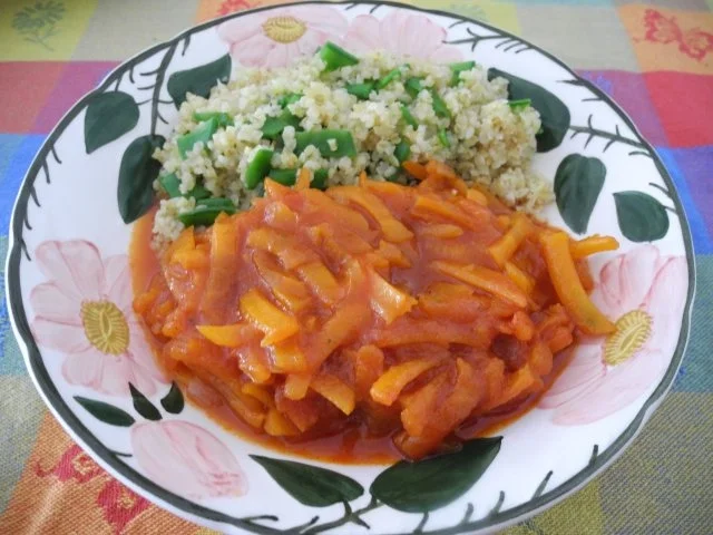 Bulgur mit Zuckerschoten dazu Karottenraspel in Tomatensoße - Rezept