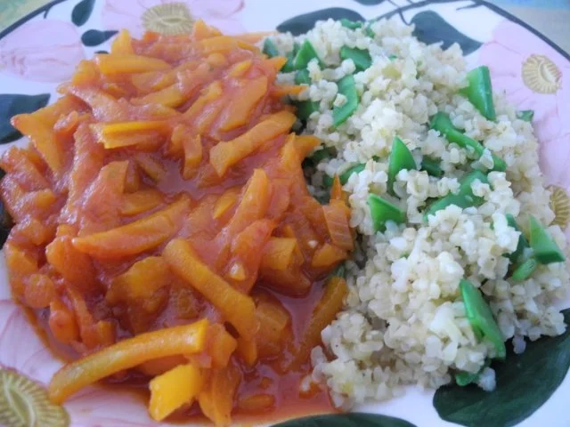 Bulgur mit Zuckerschoten dazu Karottenraspel in Tomatensoße - Rezept - Bild Nr. 2