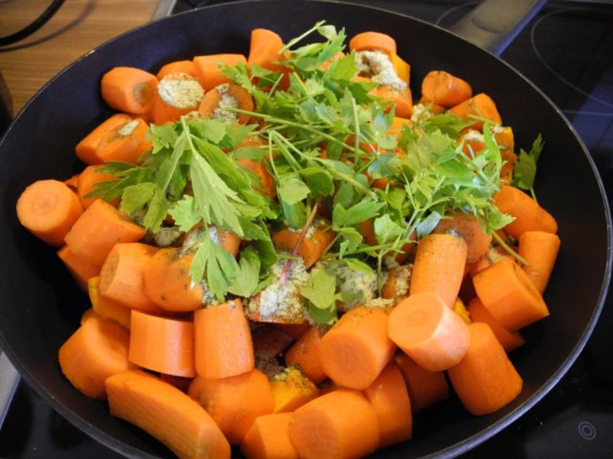 Kürbis - Karotten - Suppe mit Mandelsahne und gerösteten Kürbiskernen - Rezept - Bild Nr. 2