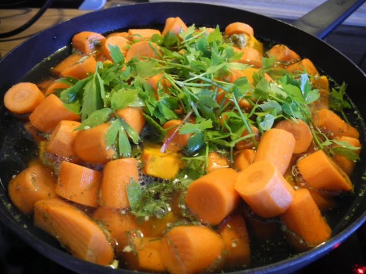 Kürbis - Karotten - Suppe mit Mandelsahne und gerösteten Kürbiskernen - Rezept - Bild Nr. 3