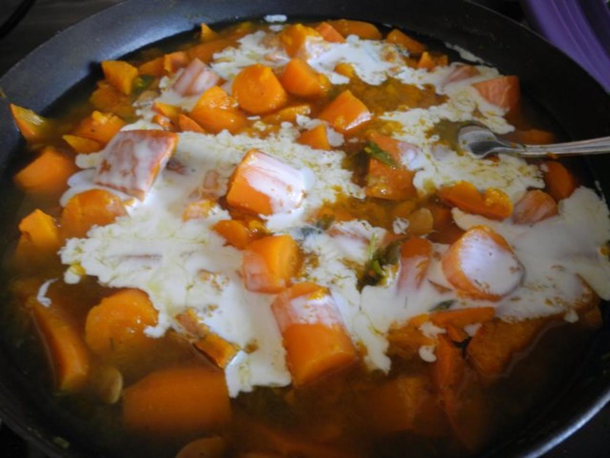 Kürbis - Karotten - Suppe mit Mandelsahne und gerösteten Kürbiskernen - Rezept - Bild Nr. 4