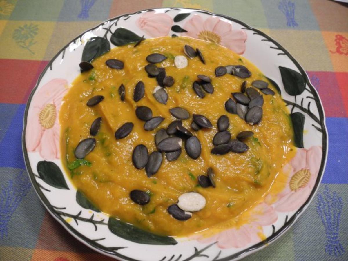 Kürbis - Karotten - Suppe mit Mandelsahne und gerösteten Kürbiskernen - Rezept
