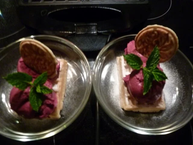 Rezept: Yoghurt-Beeren Glace mit Waffel Yoghurt-Beeren Glace mit Waffel - Rezept