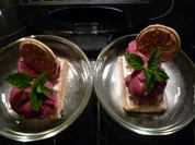 Yoghurt-Beeren Glace mit Waffel - Rezept