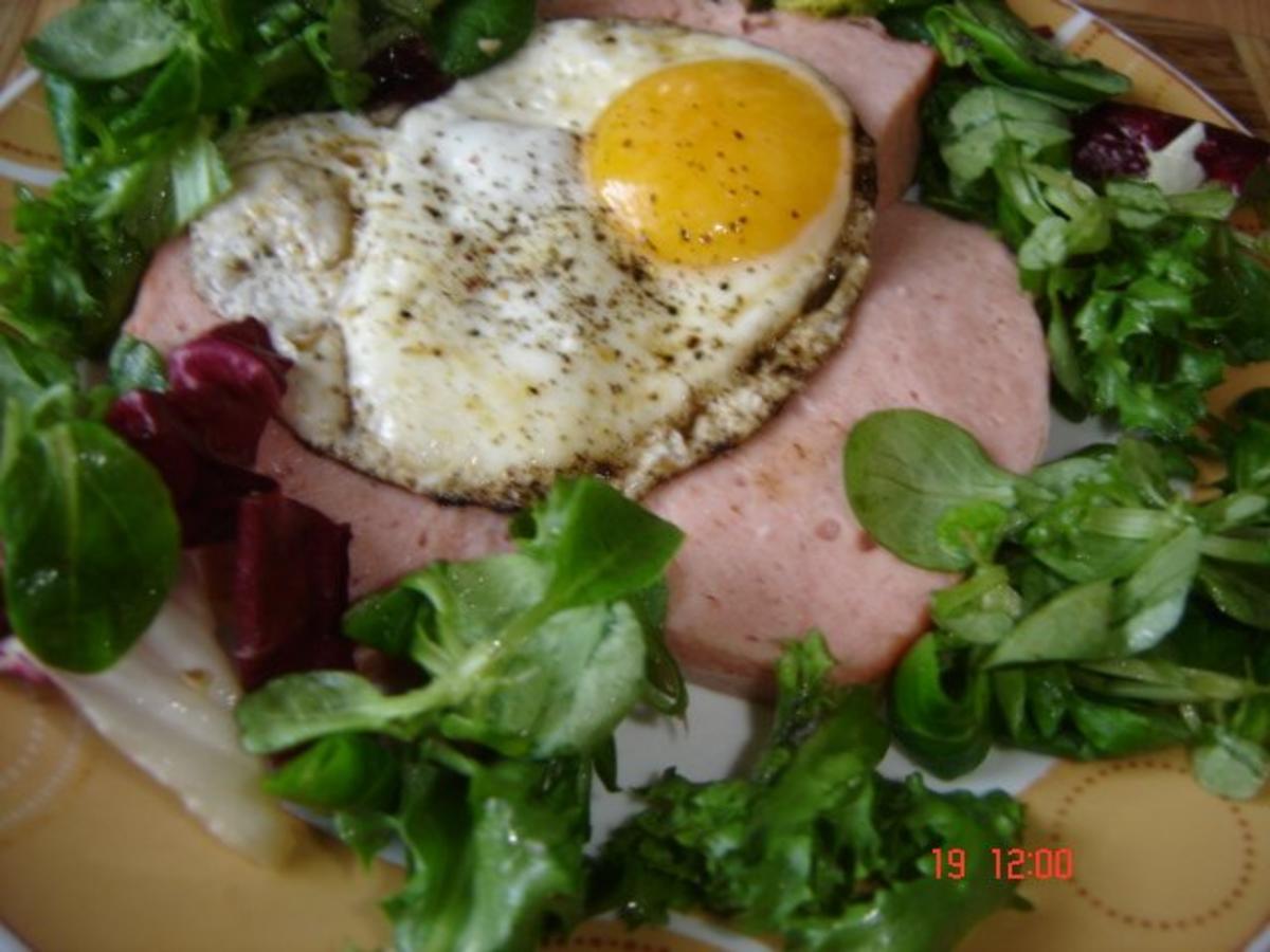 Fleischkäse mit Spiegelei auf Salatbett - Rezept