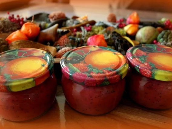 Zwetschgen-Marmelade mit Mohn und Marzipan - Rezept