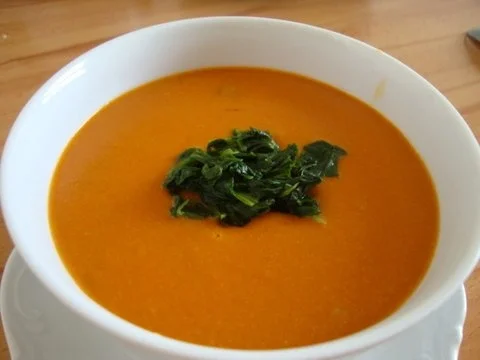 "heißes" Tomatensüppchen mit Kokos-Erdnuss touch - Rezept