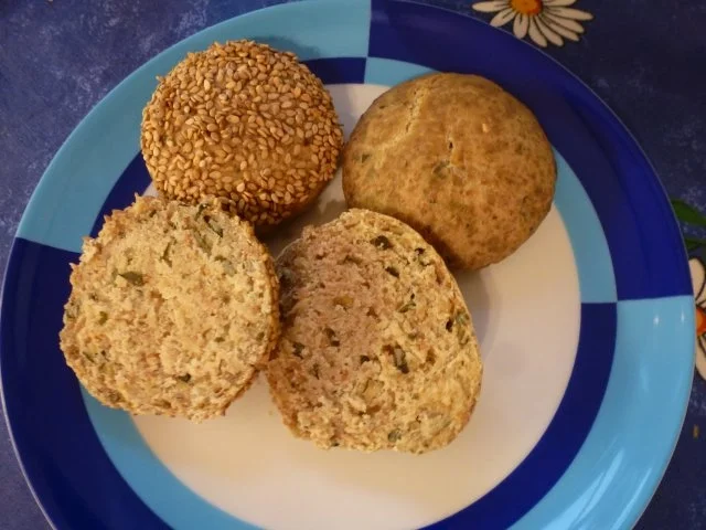 Rezept: Kürbiskernschrotbrötchen pur und mit Sesamkruste Kürbiskernschrotbrötchen pur und mit Sesamkruste - Rezept