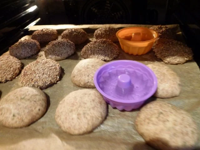 Rezept: Kürbiskernschrotbrötchen pur und mit Sesamkruste Bild Nr. 11 Kürbiskernschrotbrötchen pur und mit Sesamkruste - Rezept - Bild Nr. 11