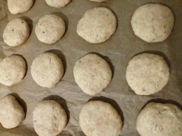 Rezept: Kürbiskernschrotbrötchen pur und mit Sesamkruste Bild Nr. 9 Kürbiskernschrotbrötchen pur und mit Sesamkruste - Rezept - Bild Nr. 9