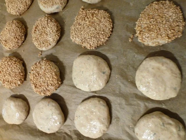 Rezept: Kürbiskernschrotbrötchen pur und mit Sesamkruste Bild Nr. 10 Kürbiskernschrotbrötchen pur und mit Sesamkruste - Rezept - Bild Nr. 10