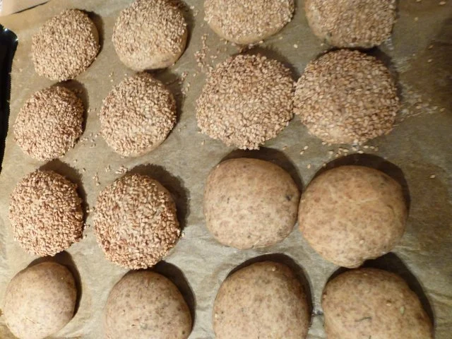 Rezept: Kürbiskernschrotbrötchen pur und mit Sesamkruste Bild Nr. 2 Kürbiskernschrotbrötchen pur und mit Sesamkruste - Rezept - Bild Nr. 2