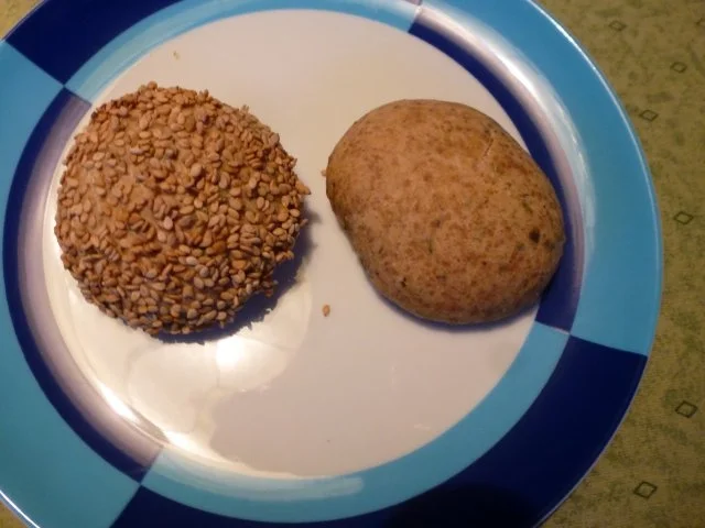 Rezept: Kürbiskernschrotbrötchen pur und mit Sesamkruste Bild Nr. 12 Kürbiskernschrotbrötchen pur und mit Sesamkruste - Rezept - Bild Nr. 12